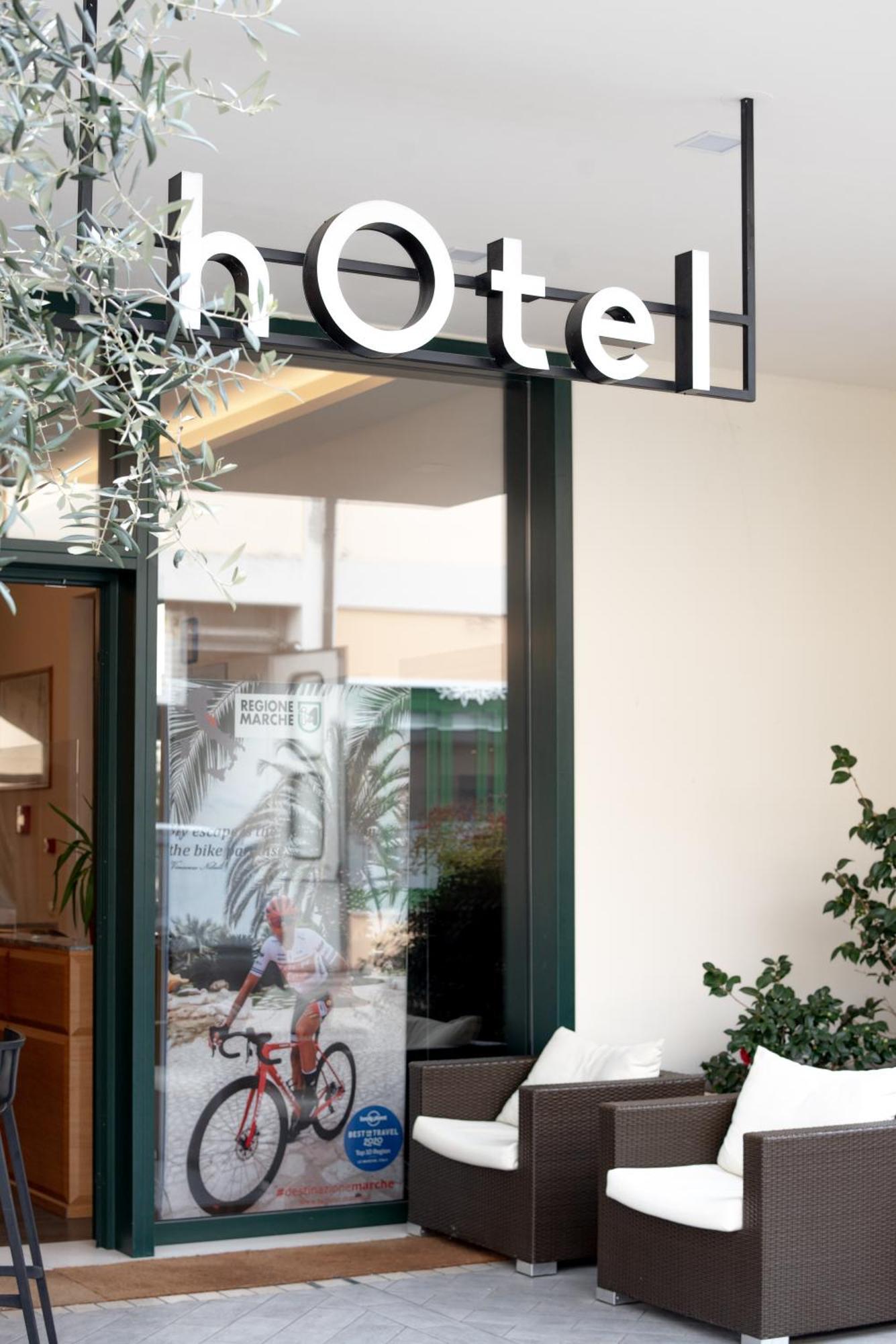 Hotel Ristorante Da Tonino Recanati Exterior photo