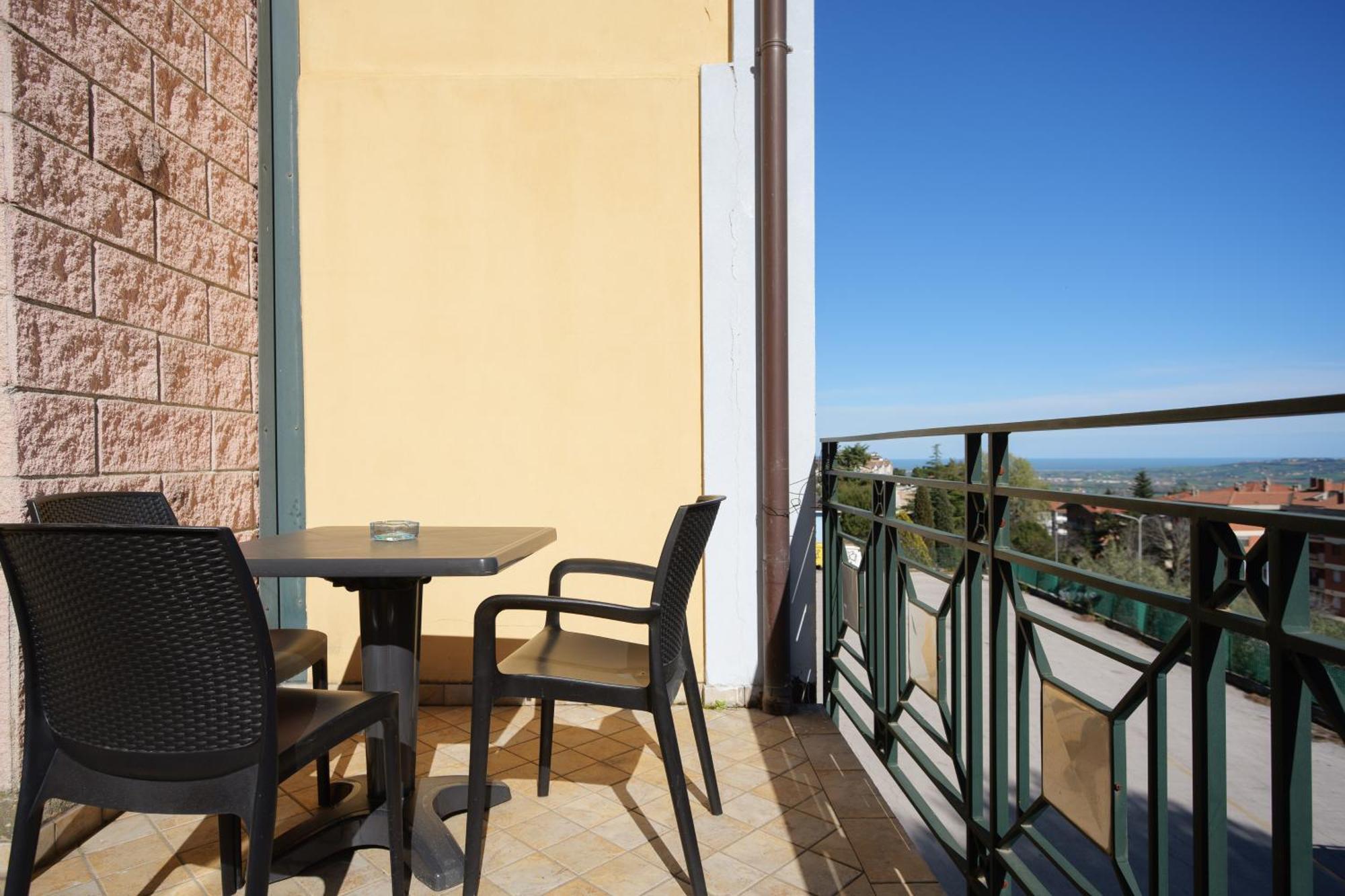 Hotel Ristorante Da Tonino Recanati Exterior photo